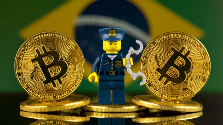 Policia-Bitcoin-e-Bandeira-do-Brasil-ao-fundo-criptomoedas-apreensao