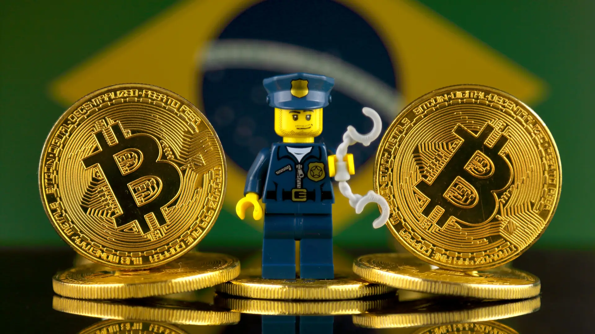 Policia-Bitcoin-e-Bandeira-do-Brasil-ao-fundo-criptomoedas-apreensao